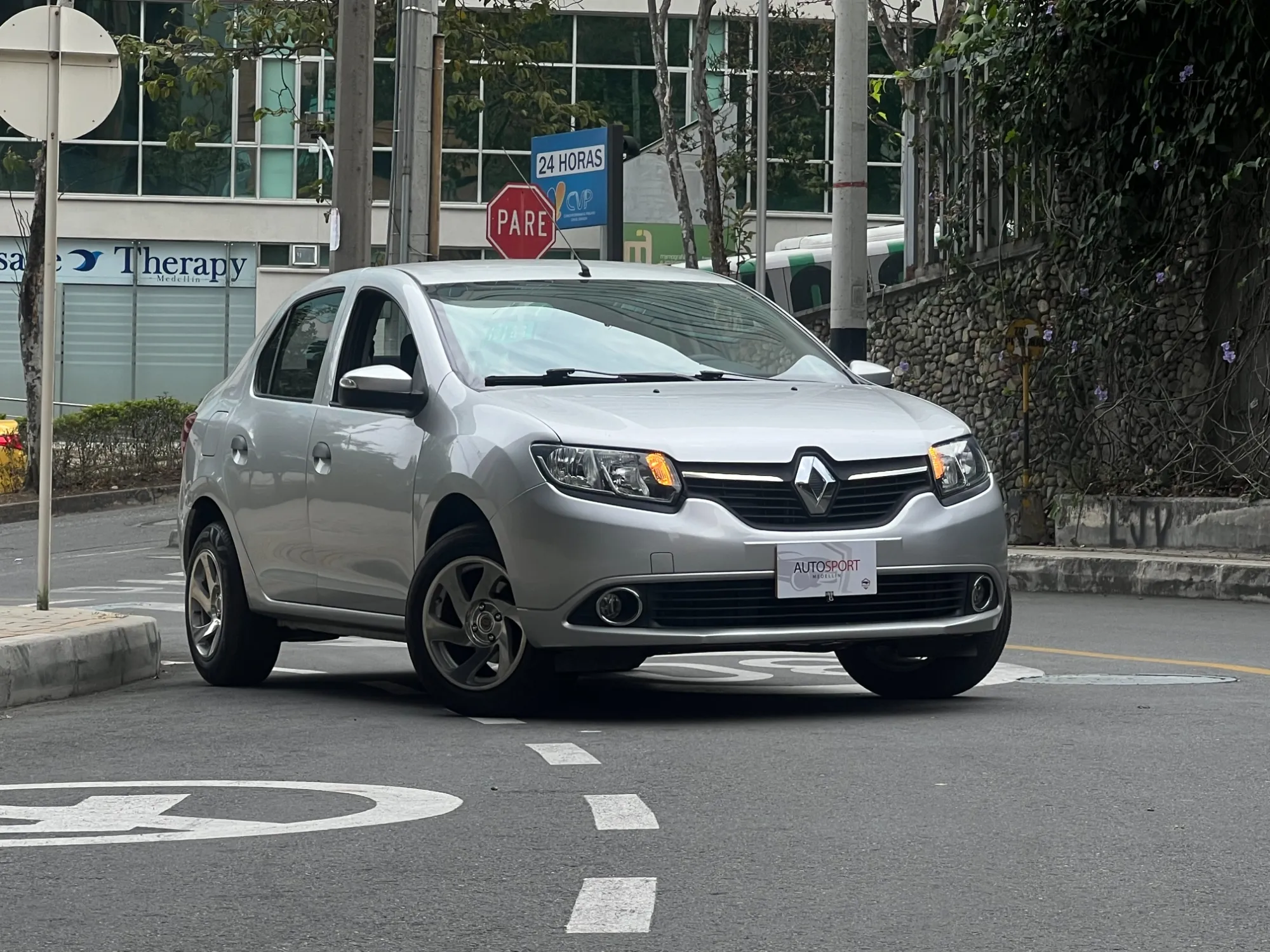 Renault Logan Life + Automático