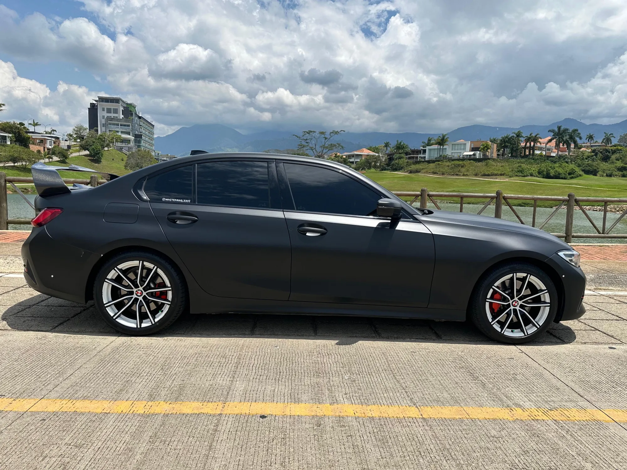 BMW 330i