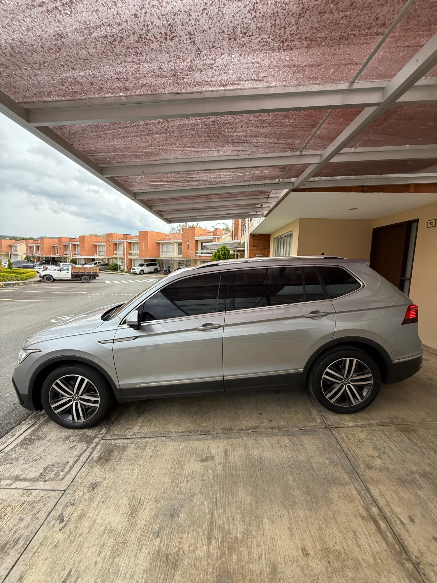 VOLKSWAGEN TIGUAN ELEGANCE 240 TSI 2022 38.000KM