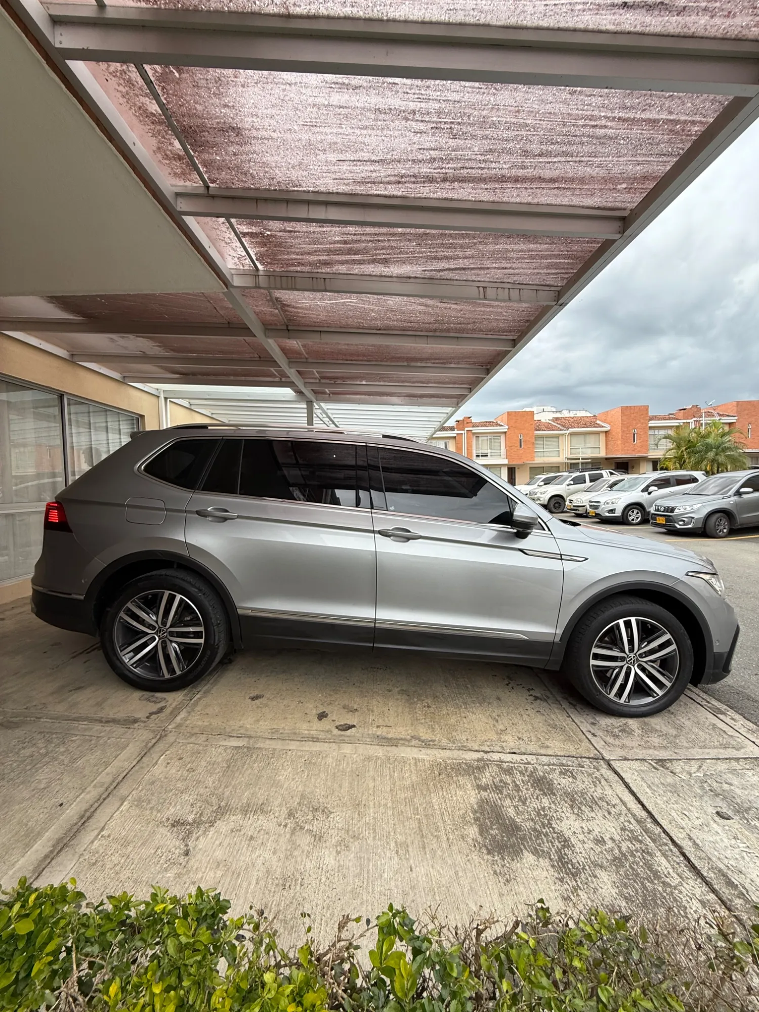 VOLKSWAGEN TIGUAN ELEGANCE 240 TSI 2022 38.000KM