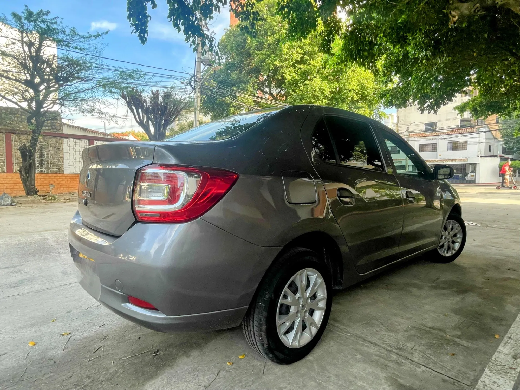 Renault Logan life 
