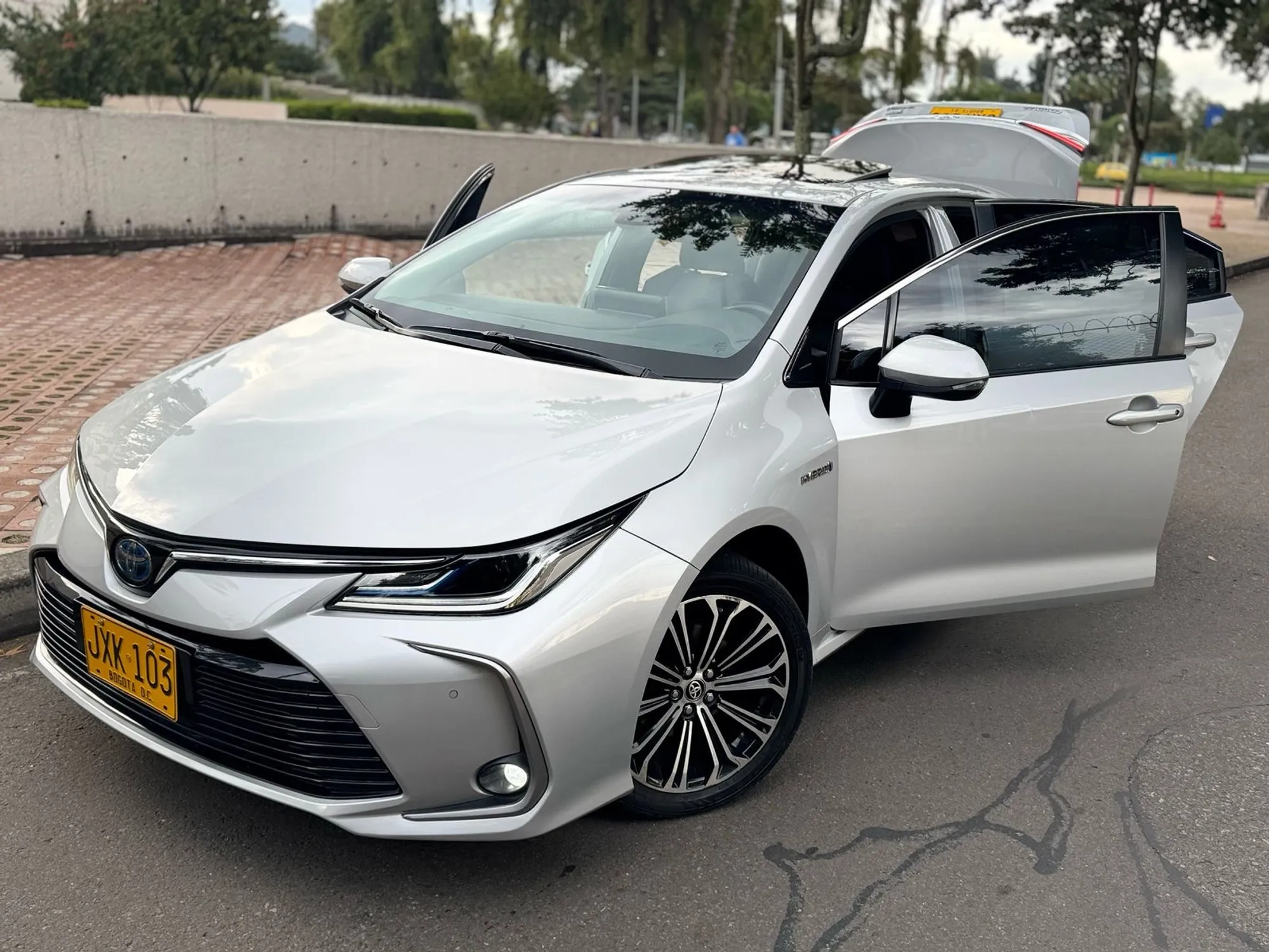 Toyota Corolla seg 2022 hybrid  todo en toyota  impuesto pago 2025 Soat octubre est perfecto llantas nuevas manteniendo recin hecho todos en distoyota dos llaves factura de compra est nuevo literal  siempre asegurado