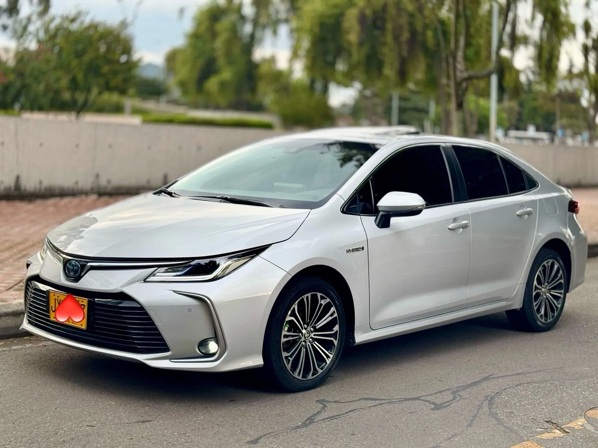 Toyota Corolla seg 2022 hybrid  todo en toyota  impuesto pago 2025 Soat octubre est perfecto llantas nuevas manteniendo recin hecho todos en distoyota dos llaves factura de compra est nuevo literal  siempre asegurado