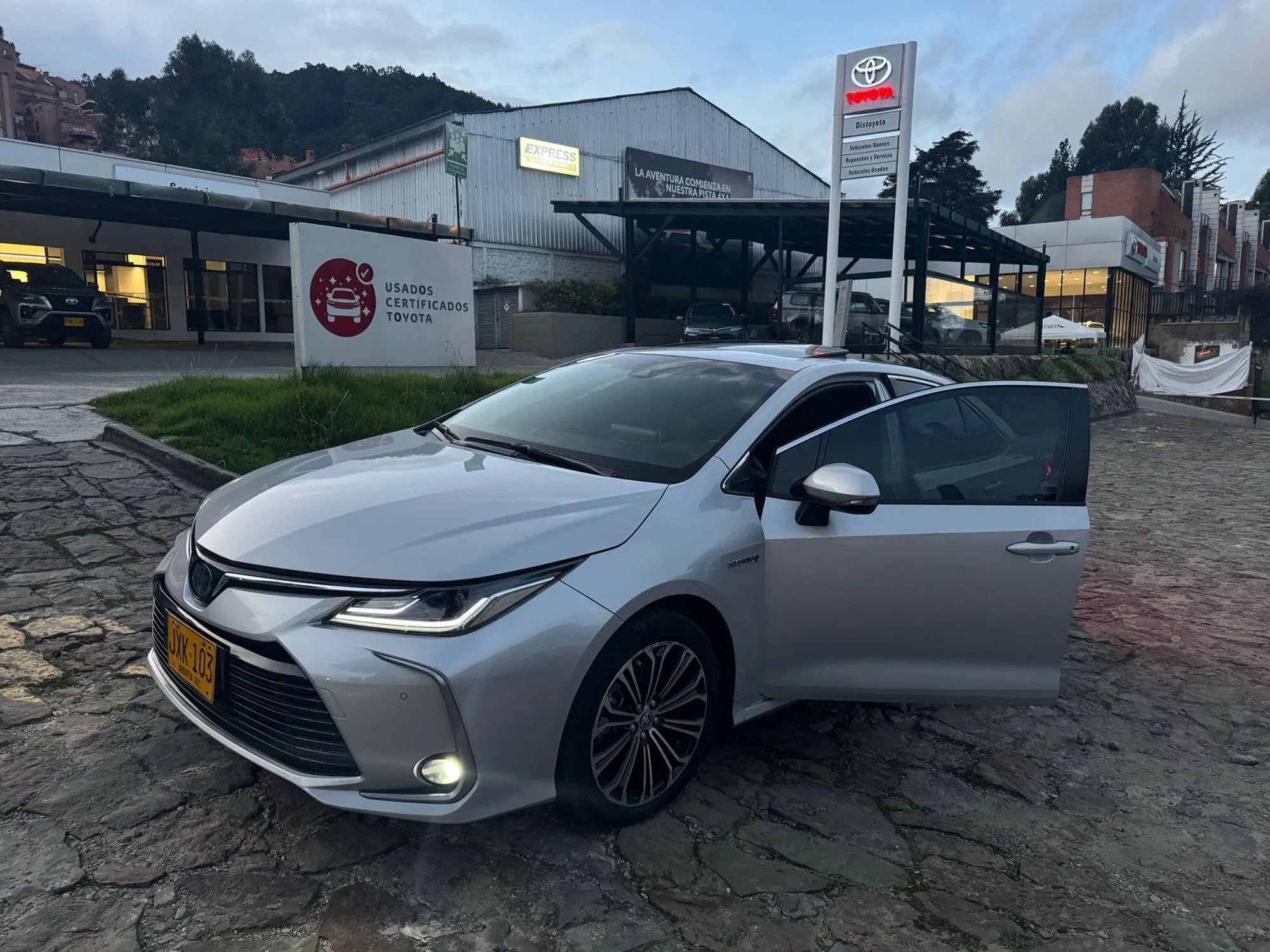 Toyota Corolla seg 2022 hybrid  todo en toyota  impuesto pago 2025 Soat octubre est perfecto llantas nuevas manteniendo recin hecho todos en distoyota dos llaves factura de compra est nuevo literal  siempre asegurado