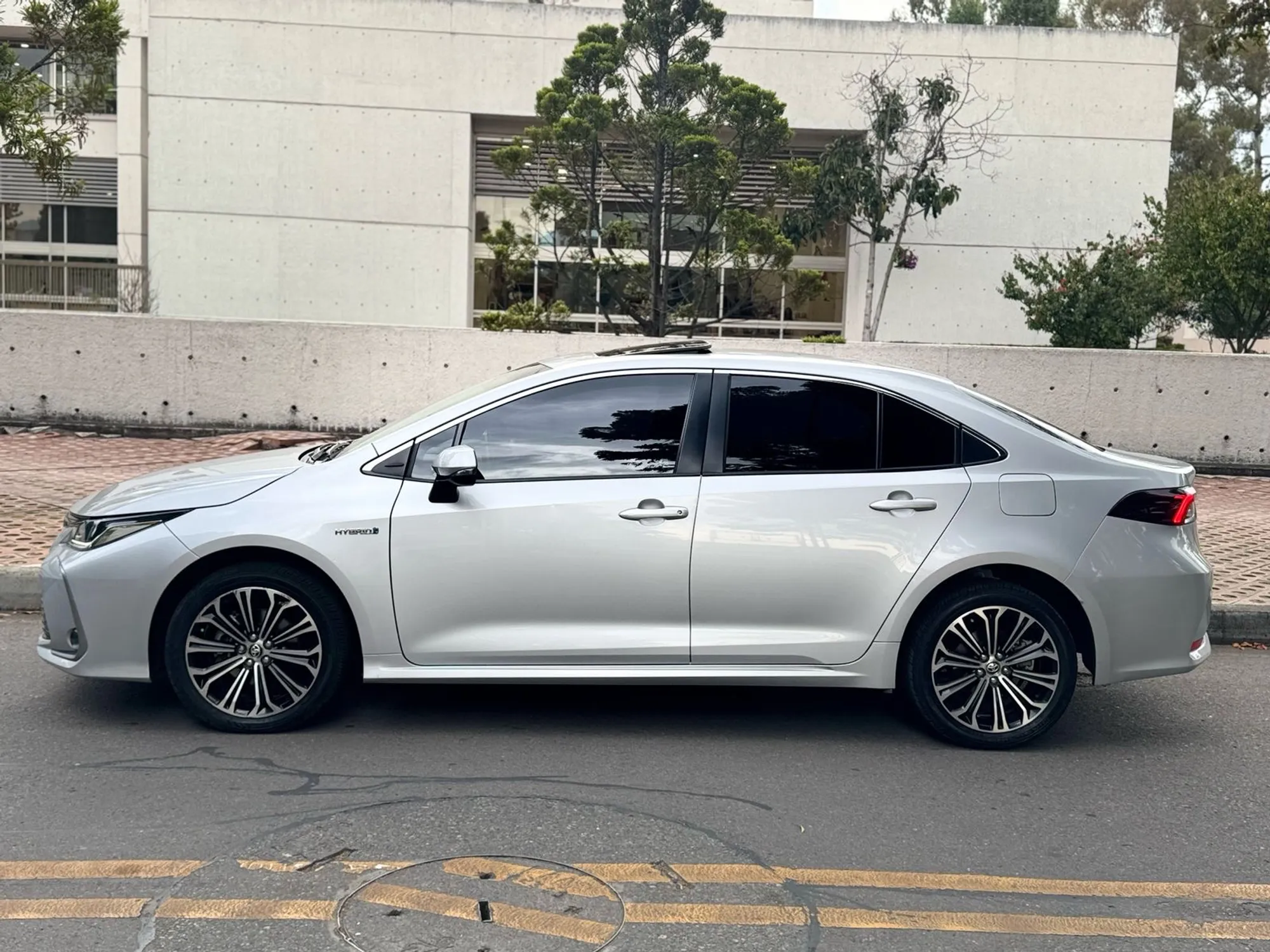 Toyota Corolla seg 2022 hybrid  todo en toyota  impuesto pago 2025 Soat octubre est perfecto llantas nuevas manteniendo recin hecho todos en distoyota dos llaves factura de compra est nuevo literal  siempre asegurado