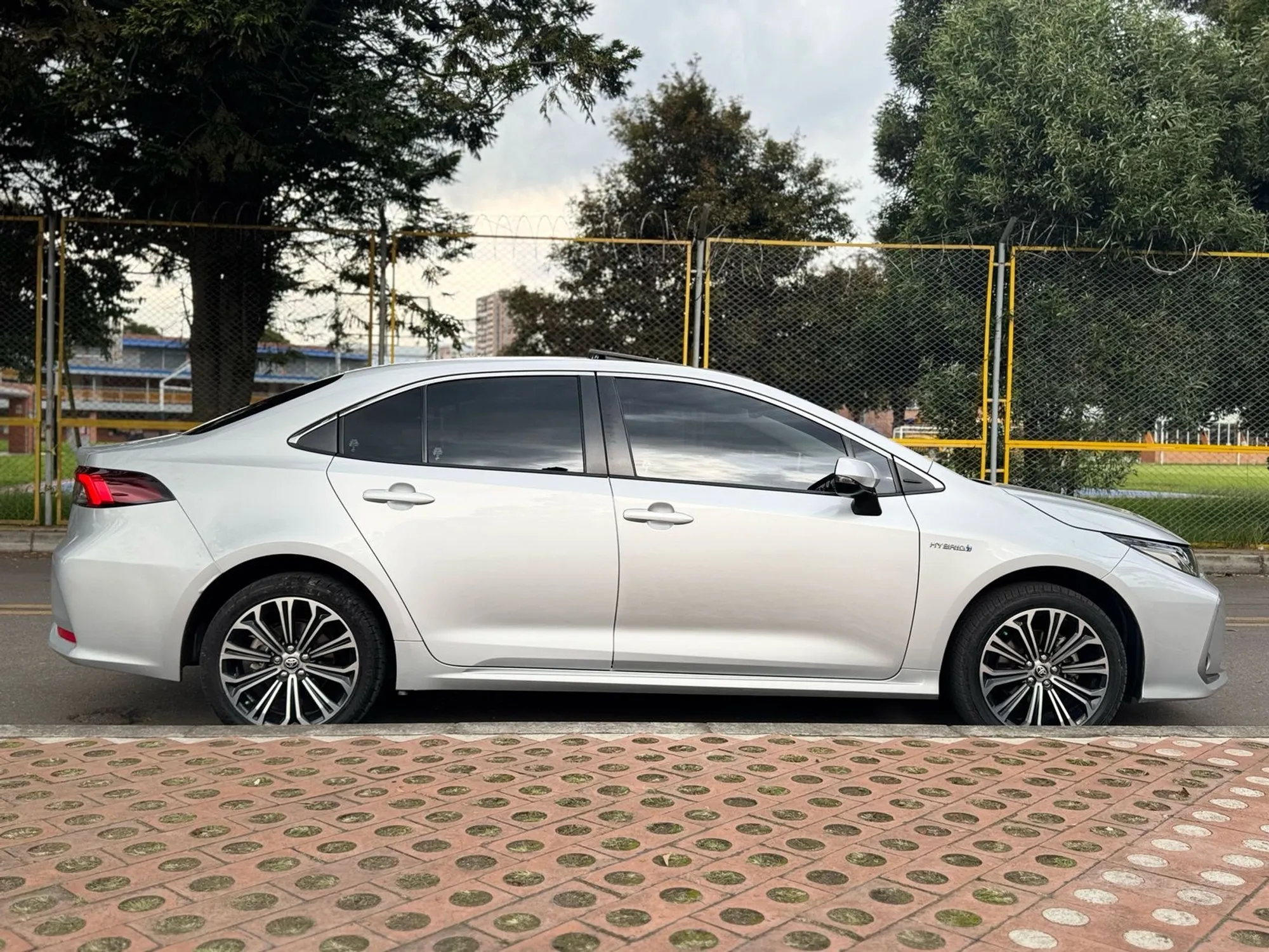 Toyota Corolla seg 2022 hybrid  todo en toyota  impuesto pago 2025 Soat octubre est perfecto llantas nuevas manteniendo recin hecho todos en distoyota dos llaves factura de compra est nuevo literal  siempre asegurado