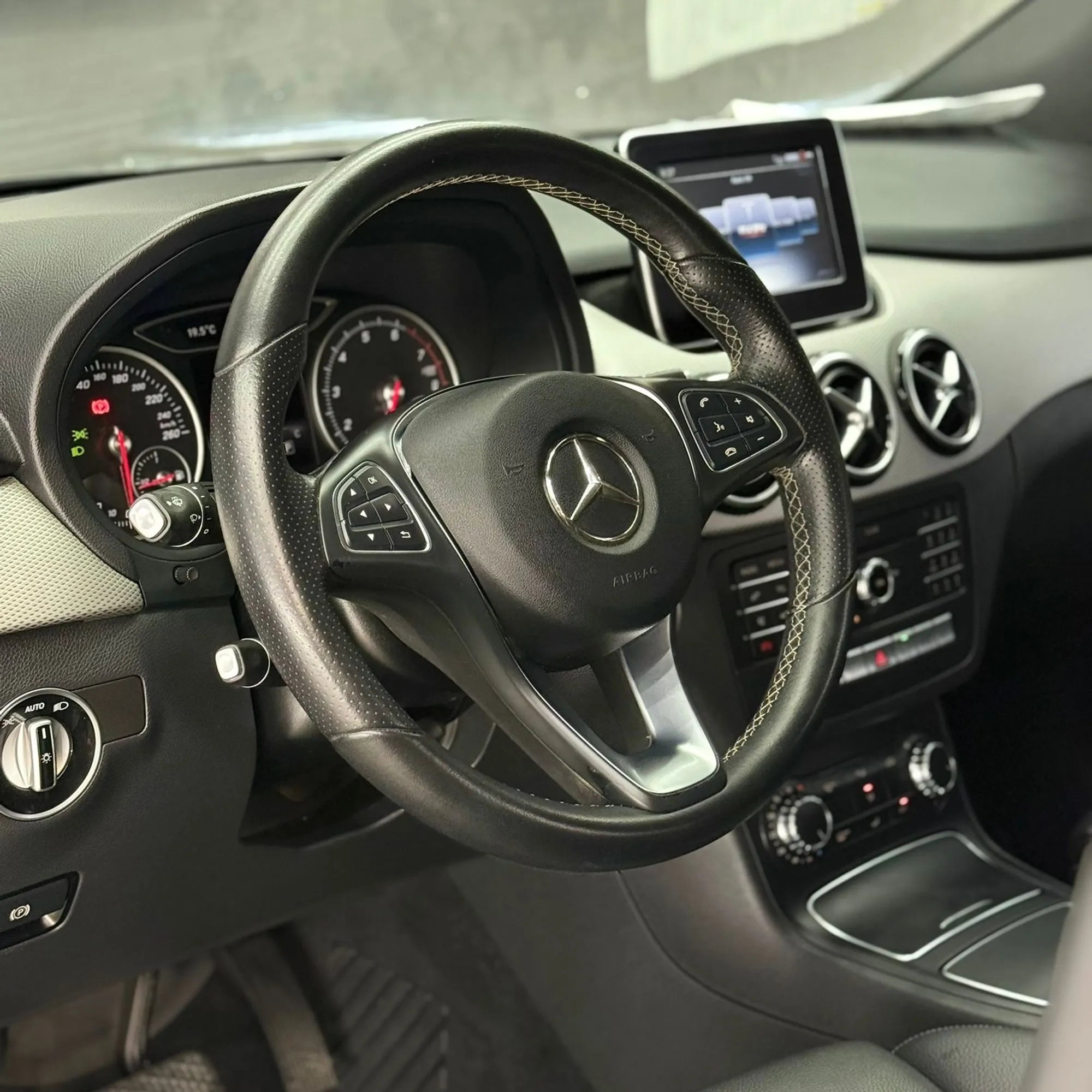 MERCEDES BENZ B 180 2019