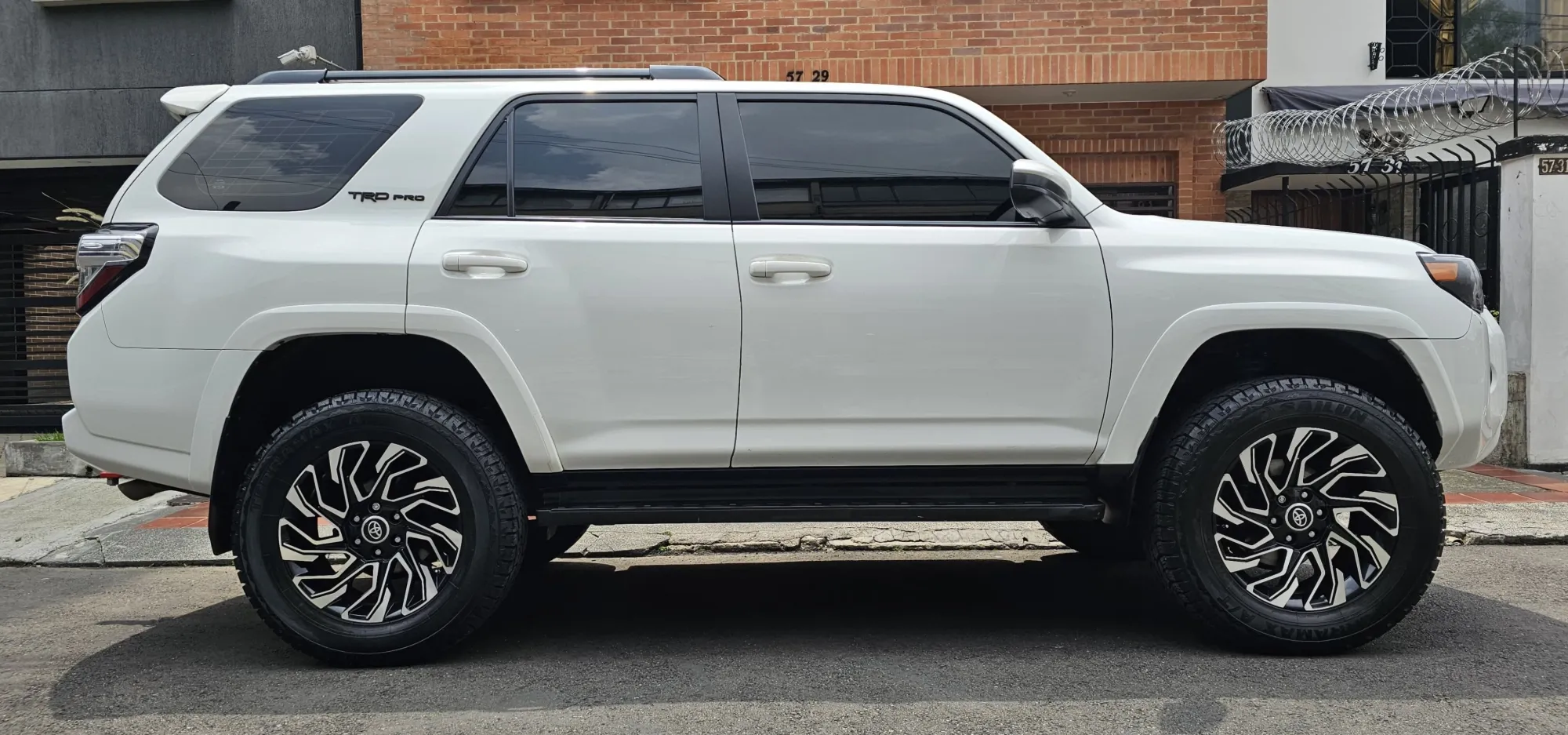 TOYOTA 4RUNNER SR5