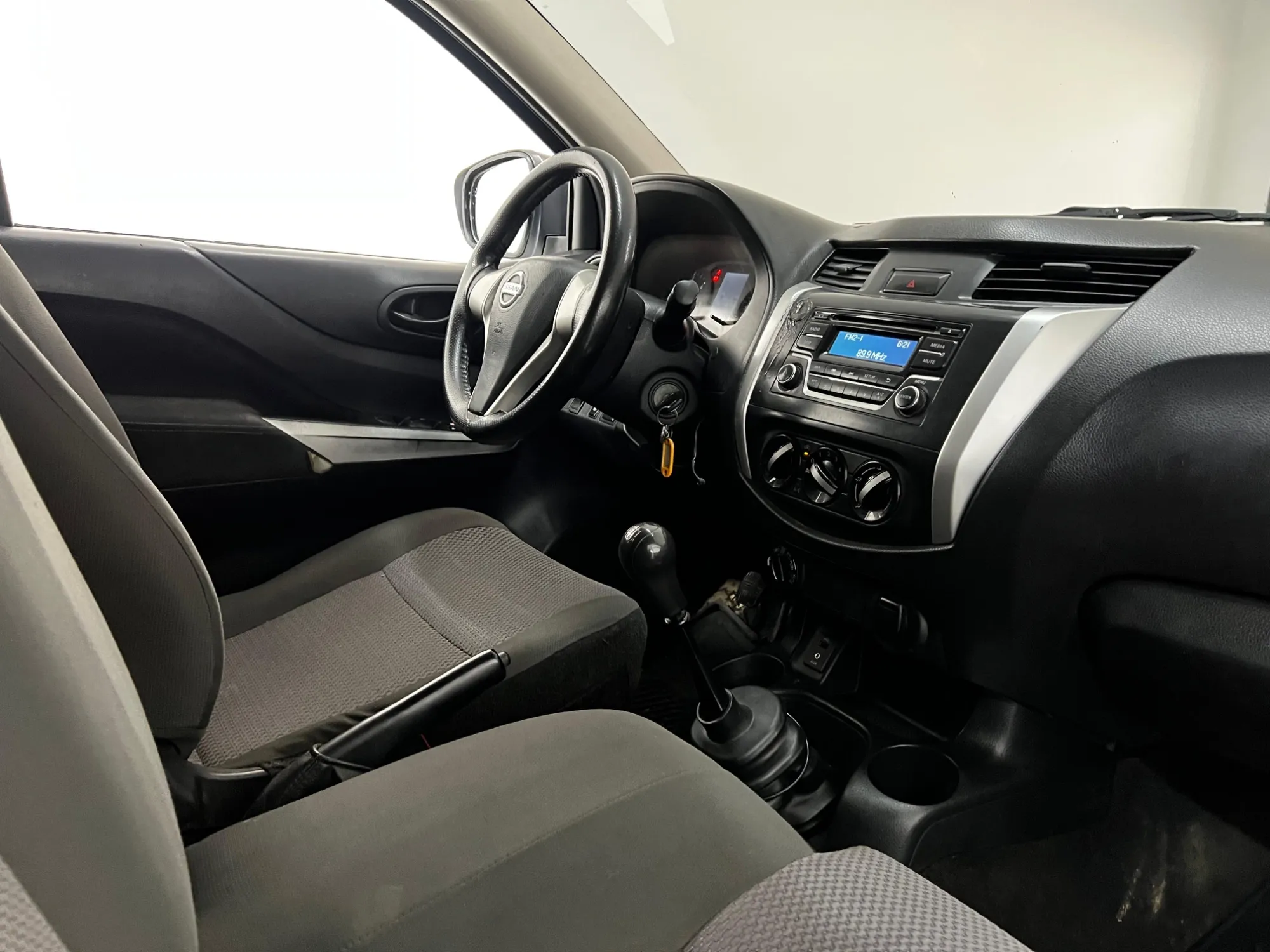Nissan Frontier np300 Diesel 4x4 estacas 