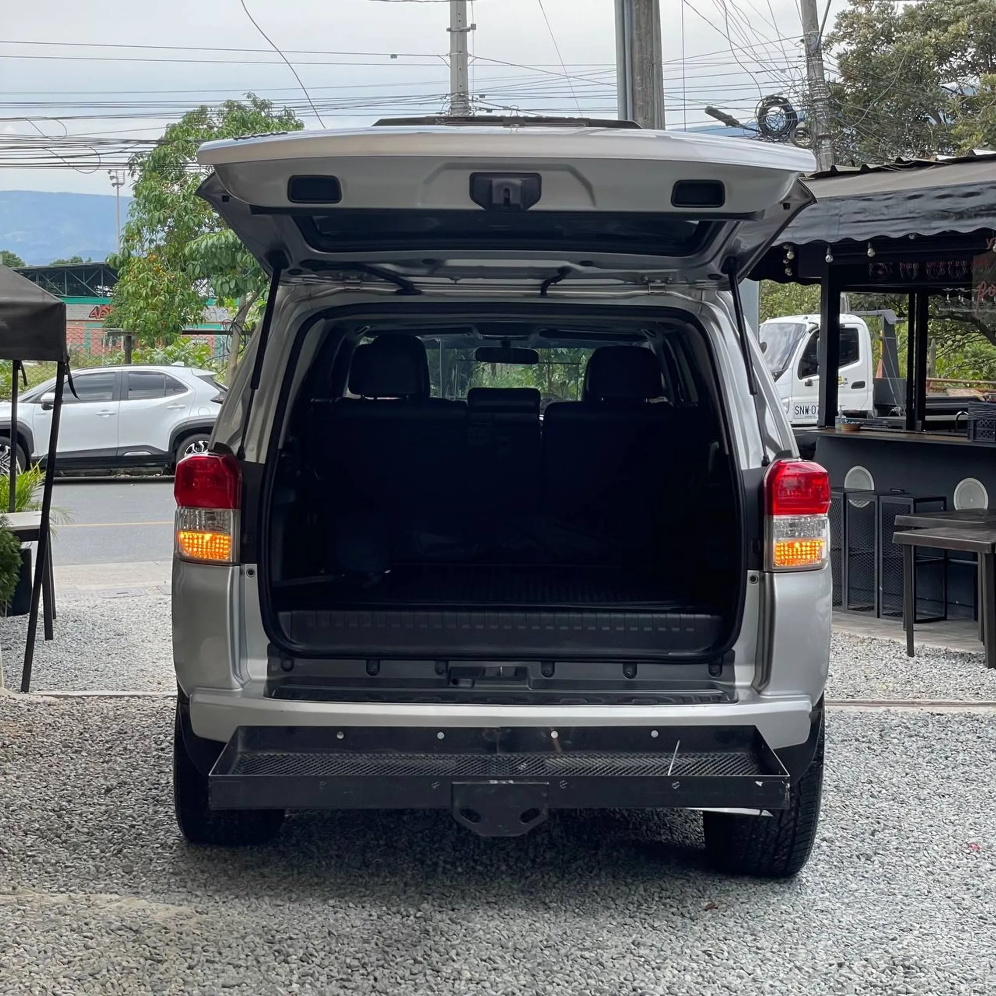 TOYOTA 4RUNNER SR5 2011 AT 4.000L PLATA 191.000KMS