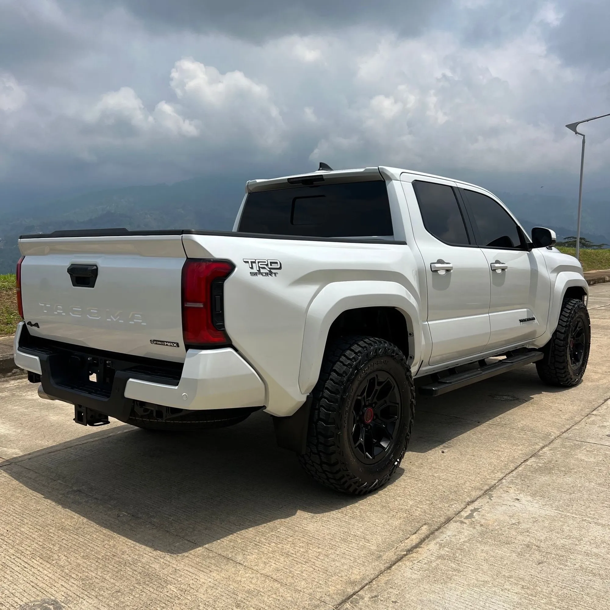 Toyota Tacoma trd sport hibrida 2025