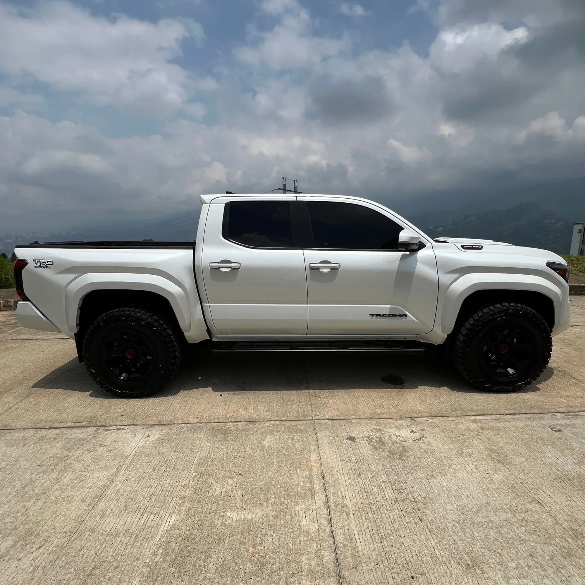 Toyota Tacoma trd sport hibrida 2025