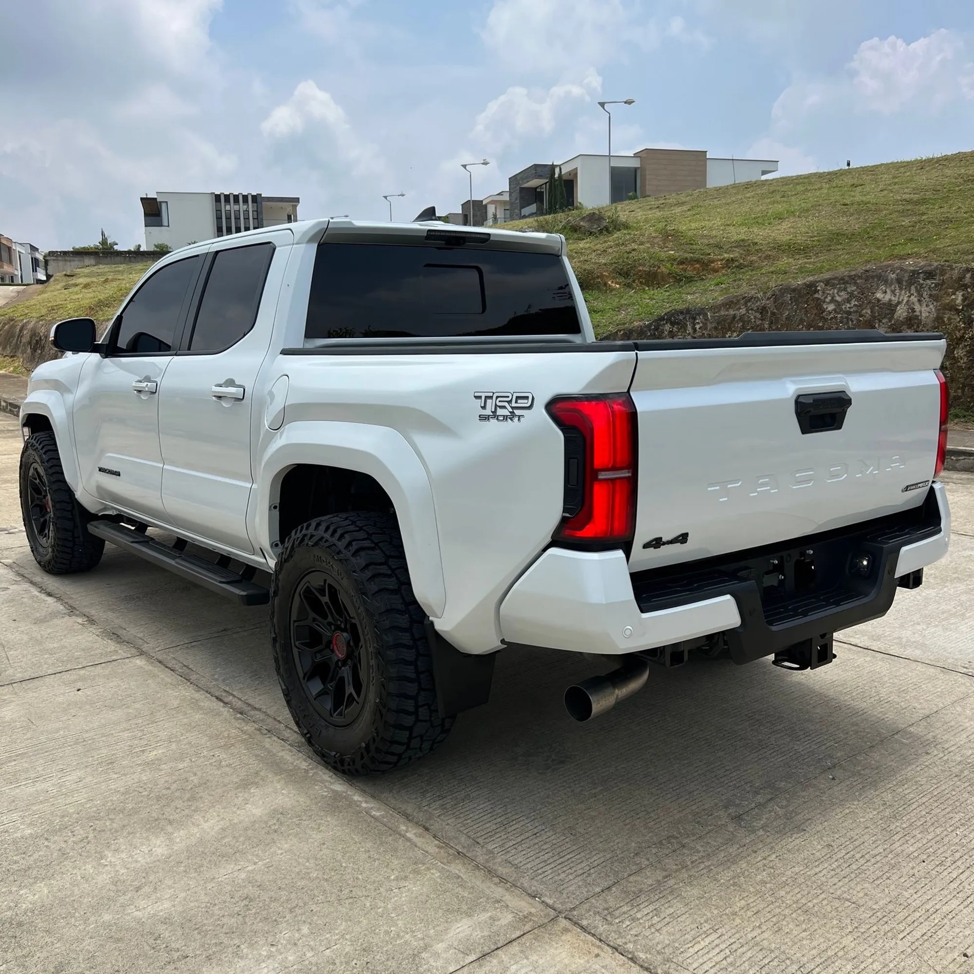 Toyota Tacoma trd sport hibrida 2025