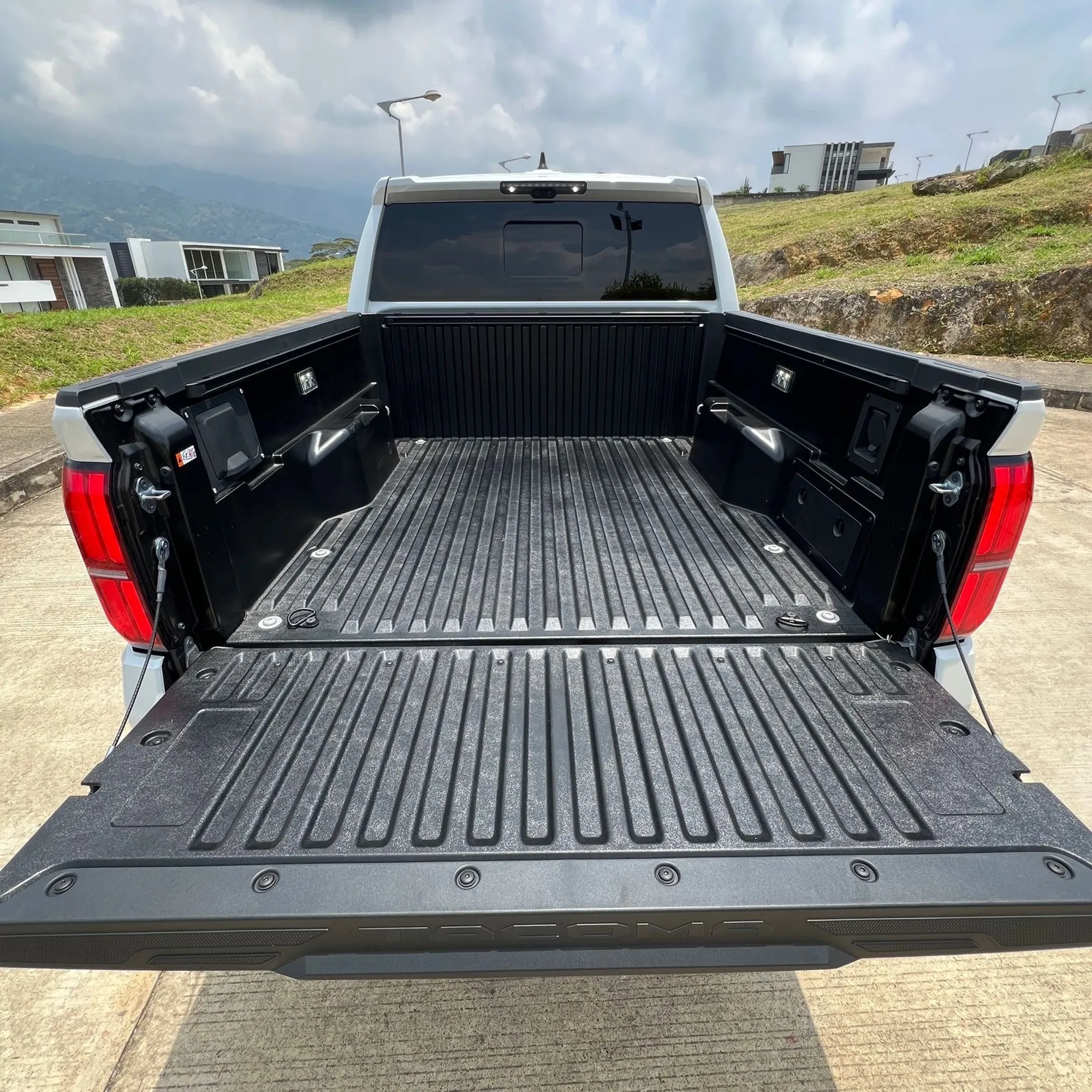 Toyota Tacoma trd sport hibrida 2025