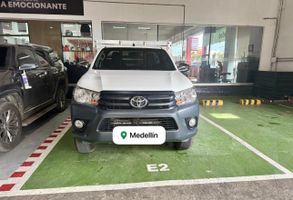 Toyota Hilux cargo estaca 2023