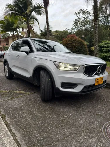 VOLVO XC40 T4 KINETIC SEGURIDAD ESTILO Y CONFORT PREMIUM