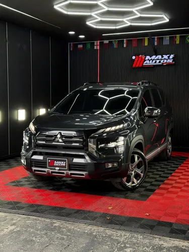 MITSUBISHI XPANDER CROSS 2024 7 PUESTOS 1.5L AUTOMATICA 4X2 GRIS KMS 19.600