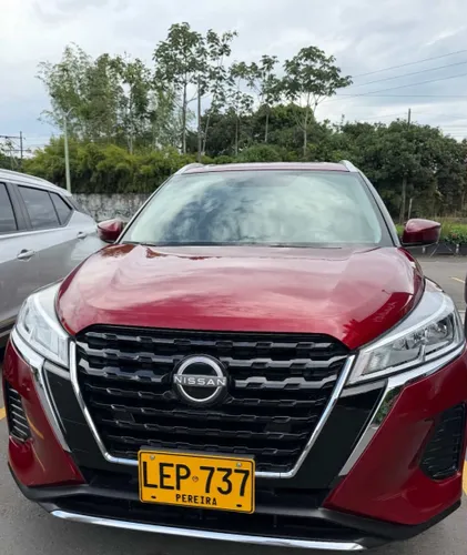 Nissan kicks 2023 rojo perlado