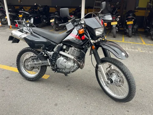 SUZUKI DR 650 Modelo 2017 ASEGURABLE Con 42.200 Km EXCELENTE ESTADO Y MANTENIMIENTOS AL DÍA.