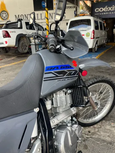 SUZUKI DR 650 GRIS 2017 SEGUNDO DUENO CON 45.500 Km ASEGURABLE TRASPASOS AL DÍA