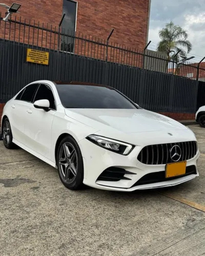 MERCEDES BENZ A200 AMG LINE.