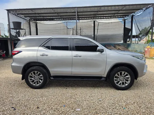 TOYOTA FORTUNER SRV 2.4 DIÉSEL