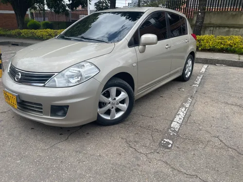 Nissan TIIDA 2012 hb automático 1.8