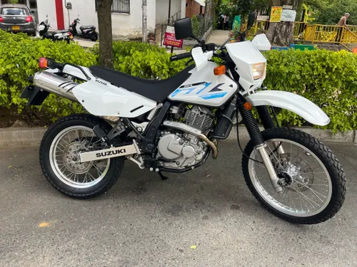 SUZUKI DR 650 Modelo 2017 con 34.000 km ASEGURABLE TRASPASO AL DÍA