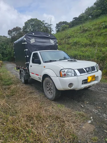 Nissan Frontier np300 estacas