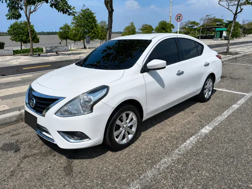 Nissan Versa Advance mecánico 1.6 2018