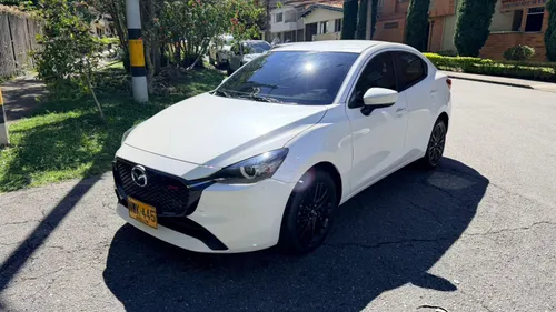 Mazda 2 Grand Touring Sedan 2025 con 13.000 kms impecable