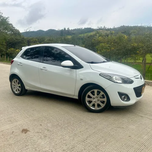 Mazda 2 hatckback Mecánico 2013