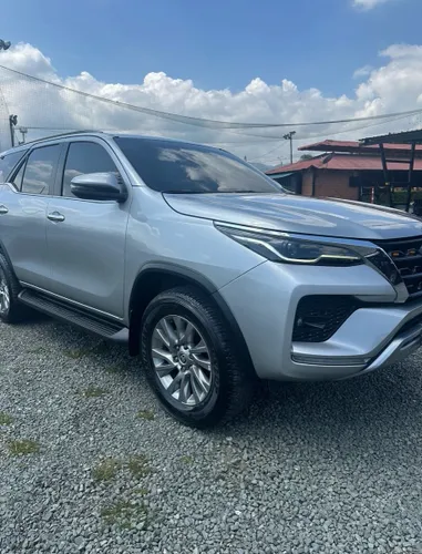 TOYOTA FORTUNER SRV 2.4 DIÉSEL 4x2