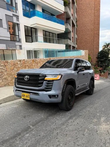 TOYOTA LAND CRUISER LC200