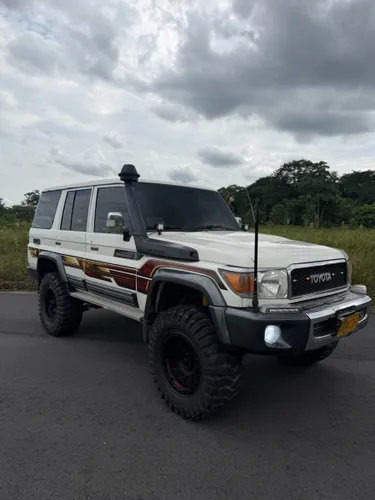 TOYOTA LAND CRUISER HZJ76 4.2 DIESEL ÁRABE
