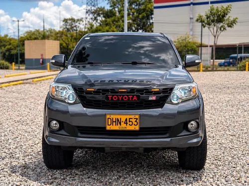 TOYOTA FORTUNER SR5