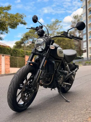 Ducati Scrambler Dark 2021 motor 800
