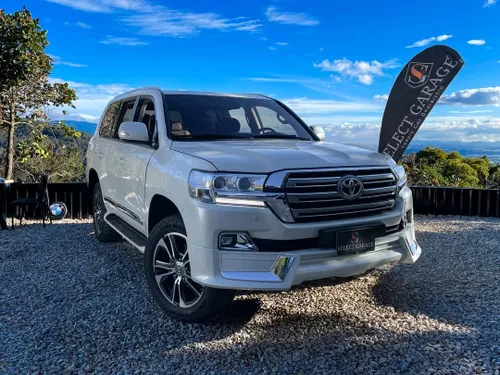 Toyota LC200 Land Cruiser 200 GXR
