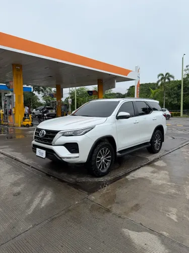 Toyota Fortuner 2.4cc SR 2024