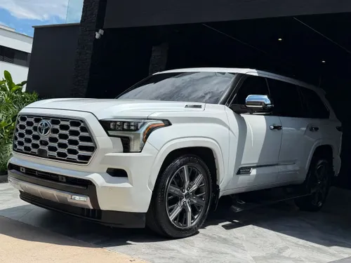 Toyota Sequoia Capstone i-FORCE MAX Híbrida 2024