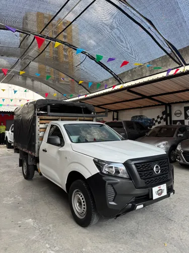 Nissan FRONTIER estacas 2022 