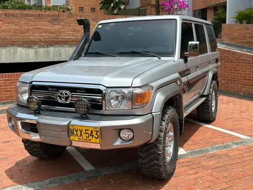 Toyota land cruiser lxv6
