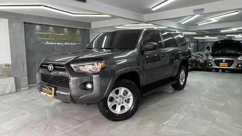 Toyota 4RUNNER SR5 - 2021 4x4 