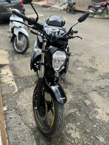 Moto Suzuki gixxer 150FI modelo 2025 