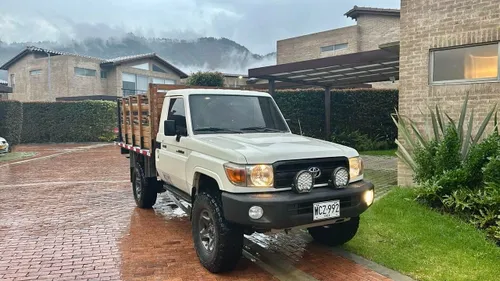 Toyota Land Cruiser GRJ79 placa pblica estacas