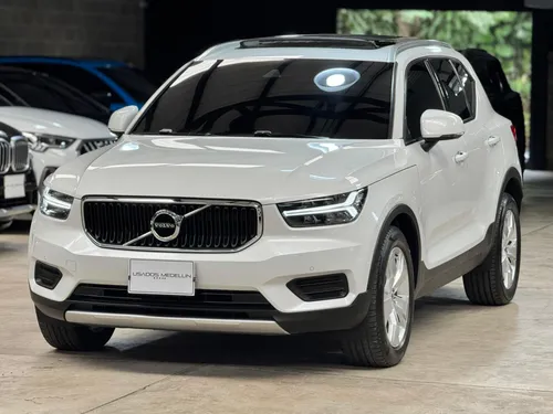 VOLVO XC-40 T4 MOMENTUM