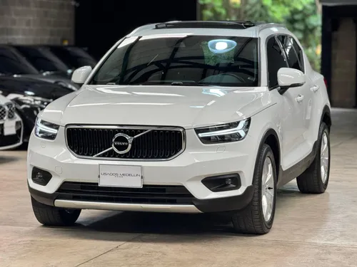 VOLVO XC-40 T4 MOMENTUM