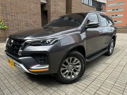 TOYOTA FORTUNER SRV 2.4 DIESEL AT