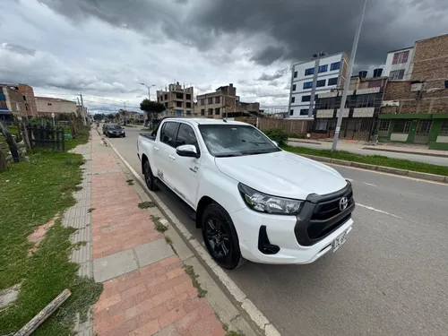 Toyota Hilux 2.4 diesel 2023 4x4 publica 