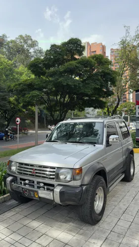 MITSUBISHI MONTERO